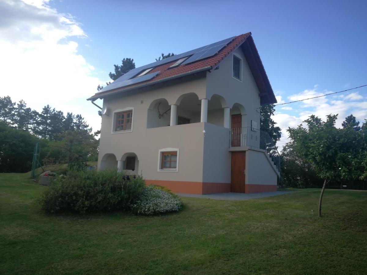 Rezi Bottyahat Guesthouse מראה חיצוני תמונה